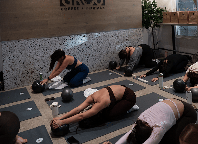 Friendsgiving Experience: Pilates, Flores y Café